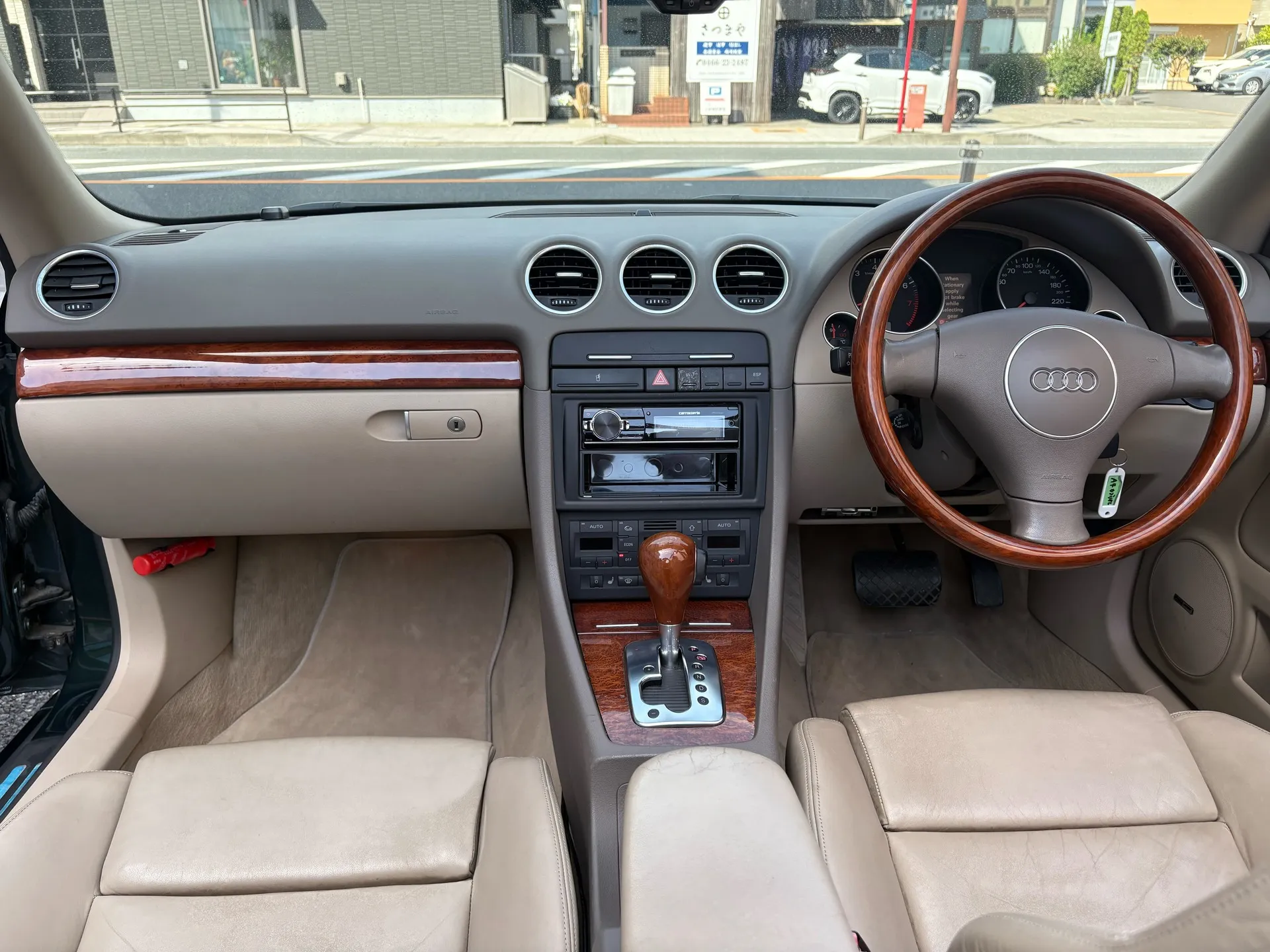 A4カブリオレはそのスタイリッシュなデザインと素敵なカラーリ...