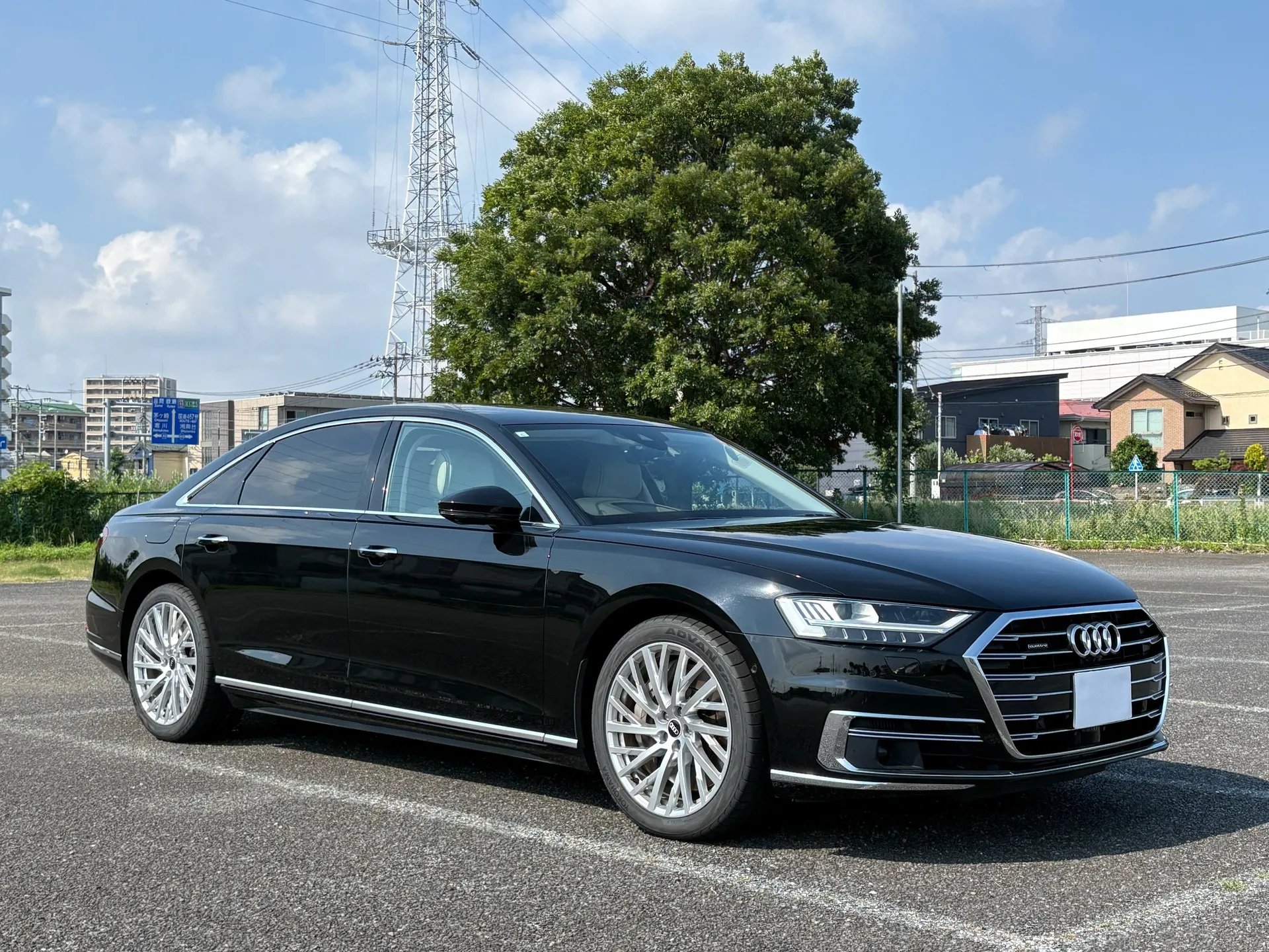 新たに入荷したアウディのフラッグシップモデルをぜひご覧くださ...