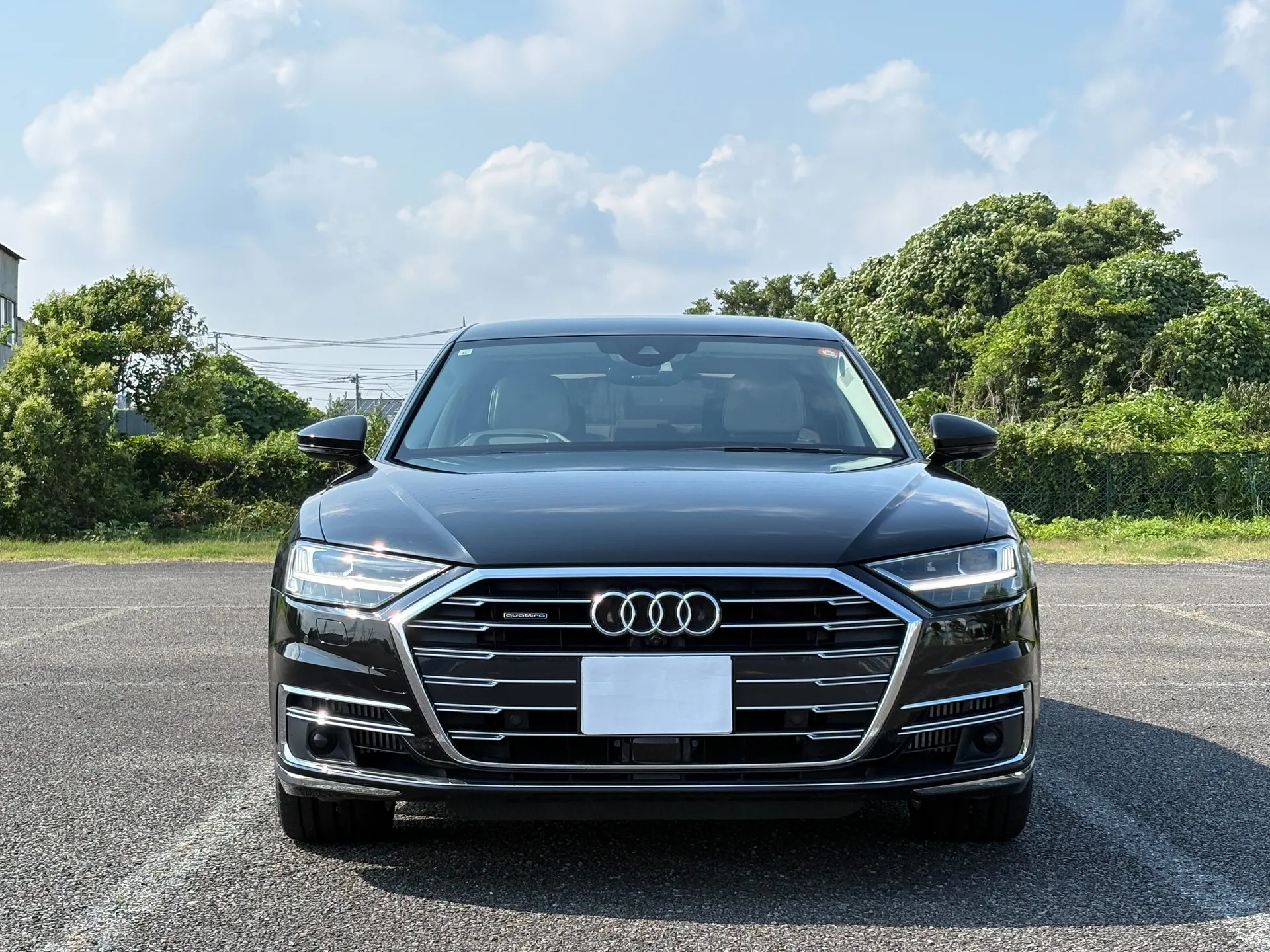 新たに入荷したアウディのフラッグシップモデルをぜひご覧くださ...