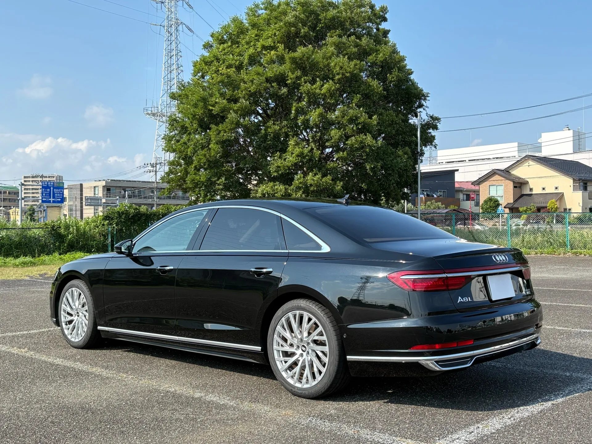 新たに入荷したアウディのフラッグシップモデルをぜひご覧くださ...