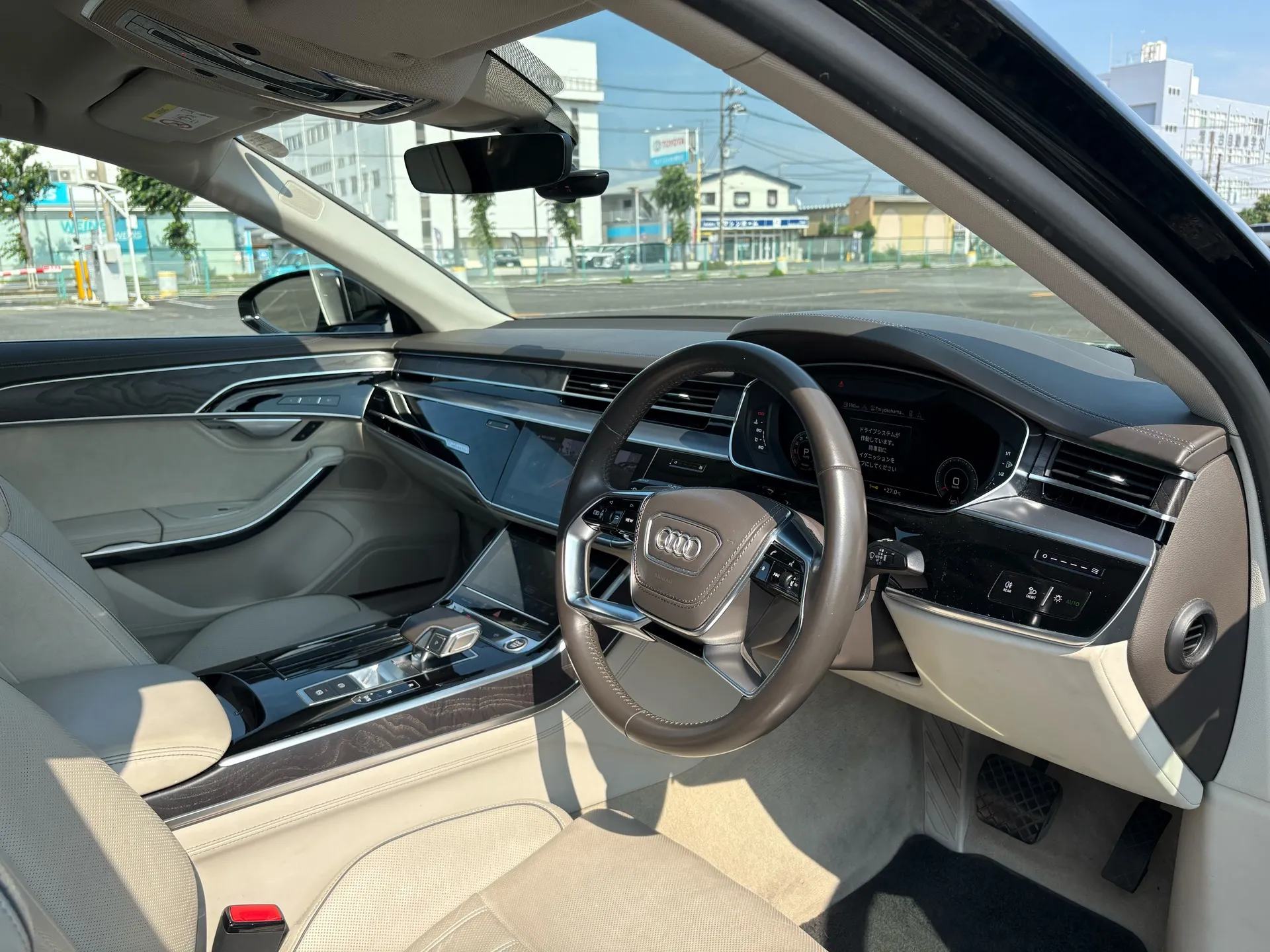 新たに入荷したアウディのフラッグシップモデルをぜひご覧くださ...